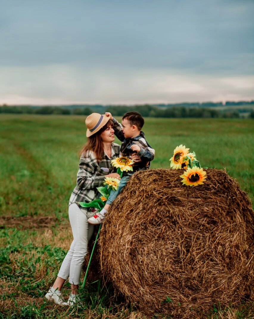 фотосессия в стогах сена, фотосессия в стогах, фотосессия сено, фотосессия летняя, фотосессия в стиле