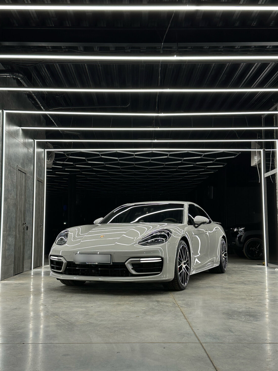 porsche panamera, серый порше, новый порше панамера 2021, porsche panamera 4, белый порше панамера