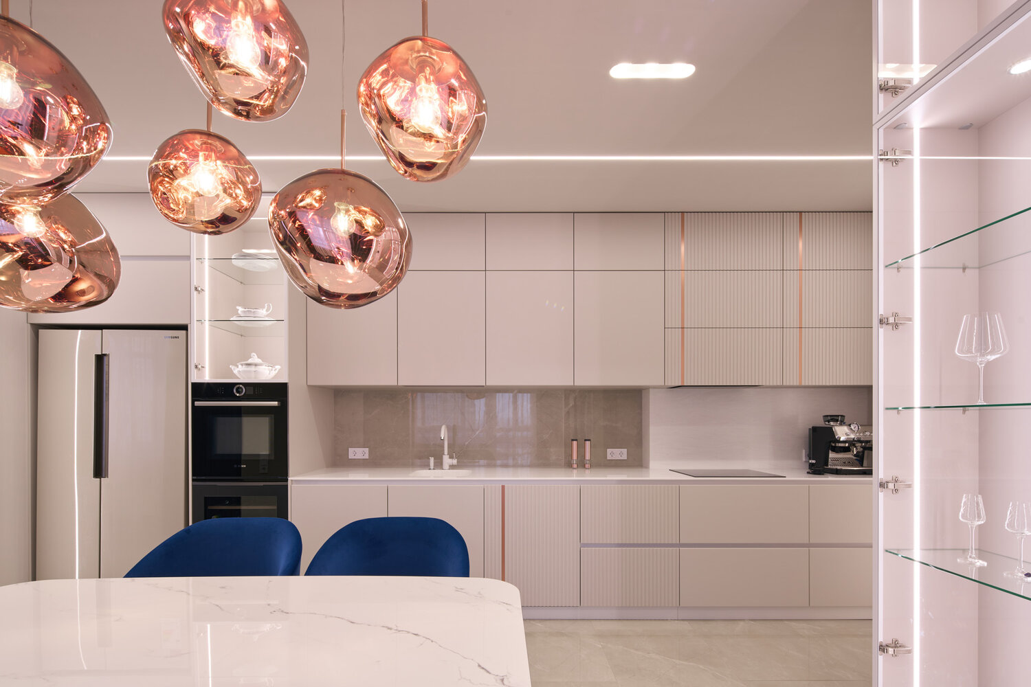 кухня в современном стиле, светильник tom dixon copper shade, кухня дизайн интерьер, светильник copper shade chrome tom dixon, кухня интерьер