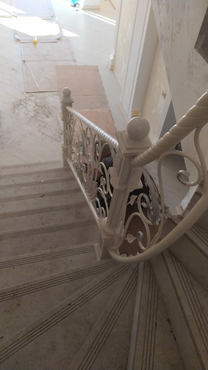 винтовая лестница из мрамора, кованые лестницы, парадная лестница, кованые перила для лестницы, лестница белая с патиной