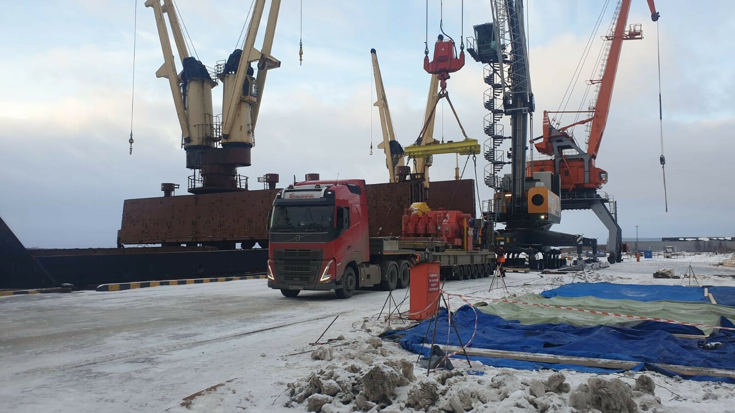 морской порт, морской порт певек, портовый кран, морской кран, петролеспорт гладкий остров