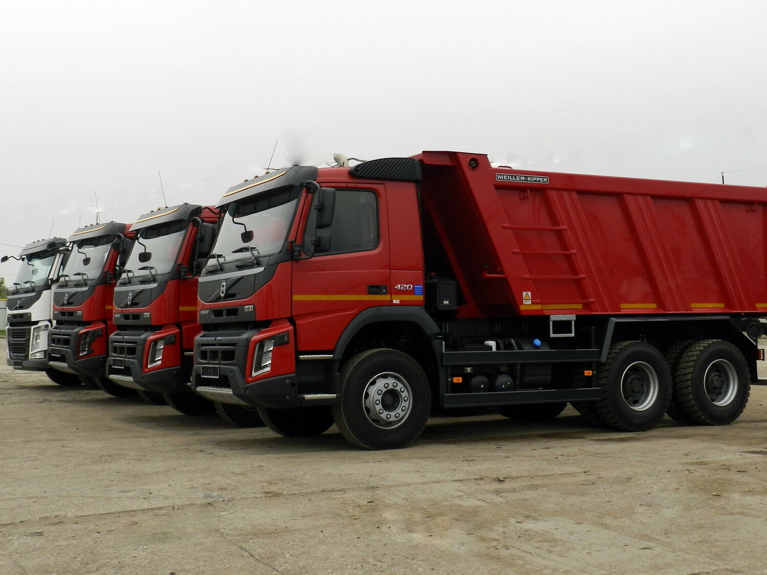 самосвал volvo, самосвал вольво, красный самосвал, самосвал скания, карьерный самосвал вольво