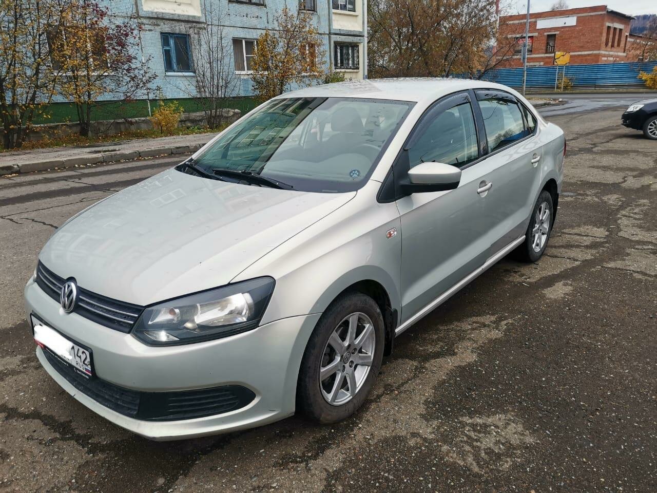 фольксваген поло седан 2012, машина volkswagen polo, volkswagen polo v, серебристый фольксваген, Volkswagen Polo V Рестайлинг