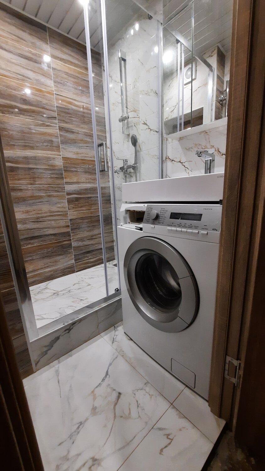 дизайн ванной со стиральной машиной, интерьер ванной комнаты с ванной без унитаза со стиральной машиной, дизайн ванной комнаты с туалетом и стиральной машиной, дизайн ванной комнаты со стиральной машиной, интерьер ванной с туалетом и стиральной машиной