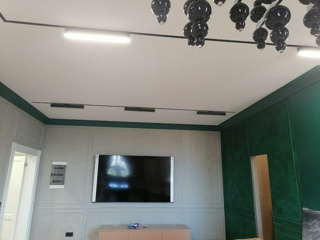 центрсвет трековые светильники, натяжной потолок со световыми линиями, трековые системы освещения, натяжной потолок с трековыми светильниками, потолки со световыми линиями