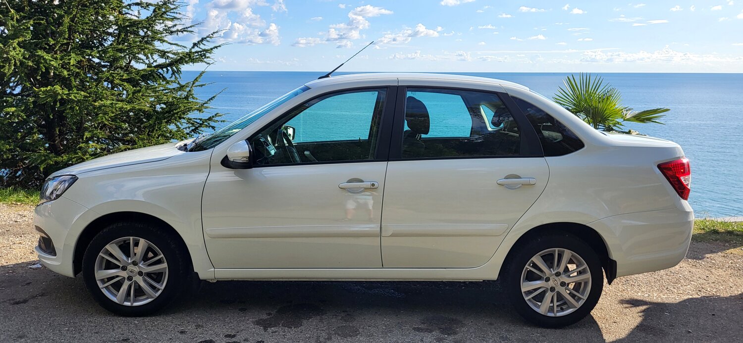 белая лада гранта, лада гранта 2021, лада гранта седан белая, лифтбек лада гранта, лада гранта 2