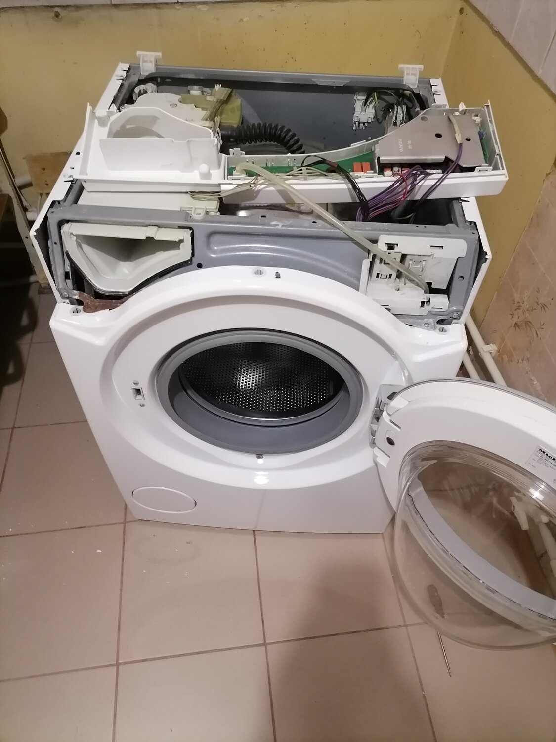 ремонт стиральной машины, разобранная стиральная машина, хотпоинт аристон стиральная машина, разбор стиральной машины, стиральная машинка