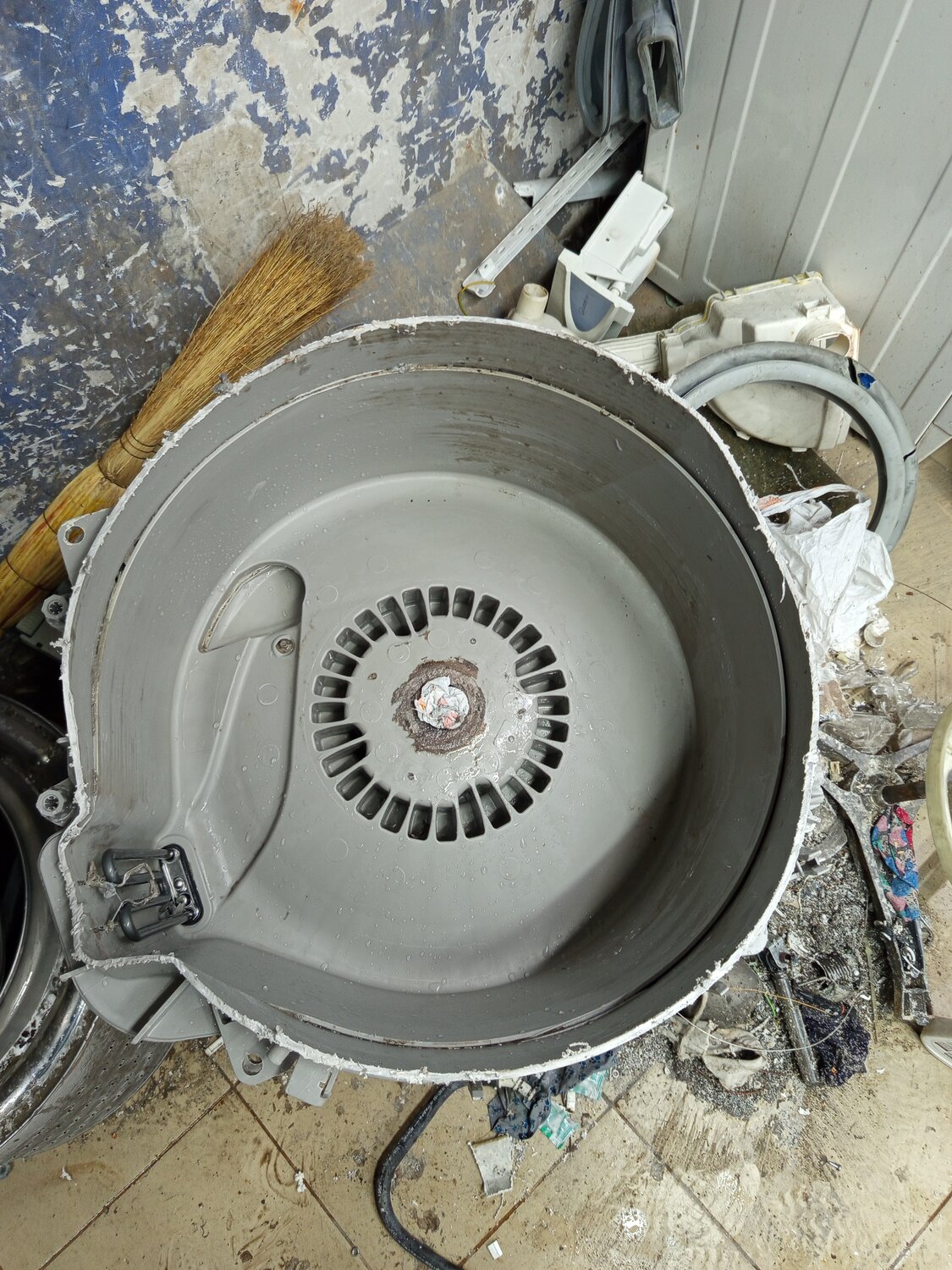 бак стиральной машины, замена подшипника в стиральной машине, подшипник барабана стиральной машины wf8590nfw, барабан стиральной машины, бак стиральной машины индезит