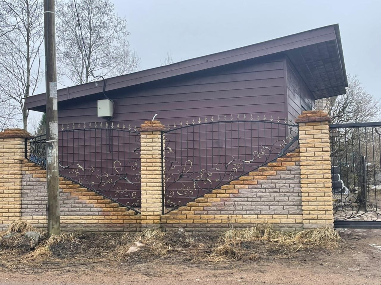 дом в, забор с кирпичными столбами профлиста 7024, дом в поселке, кирпичные заборы, ворота забор