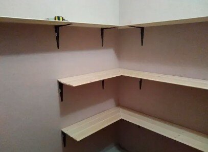 полки в кладовке, полки для кладовой, крепление угловых полок, полка из дсп, полки в маленькой кладовке