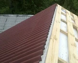 кровля из ондулина, кровля onduline, крыша из ондулина, конёк ондулин черепица красный, ондулин на крыше