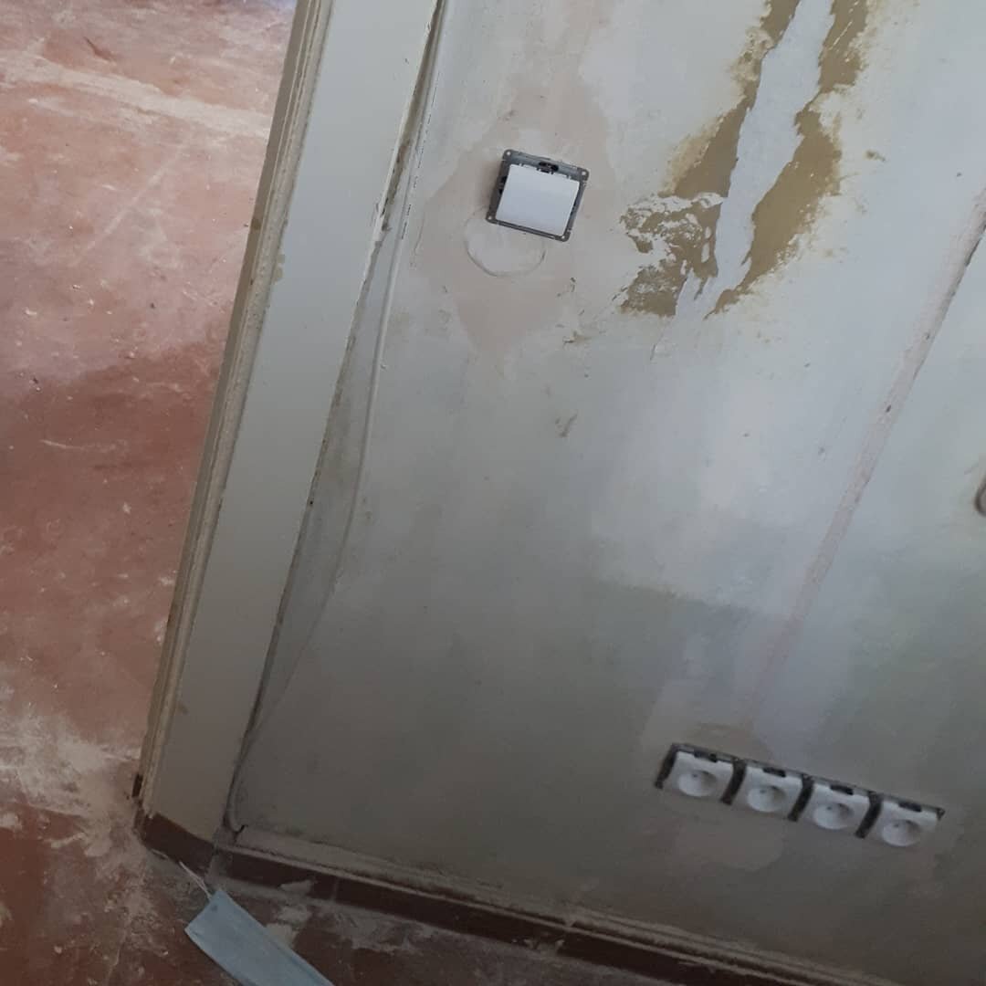 туалет в хрущевке, газовая труба в квартире, газовая труба в хрущевке, дверь, ремонт