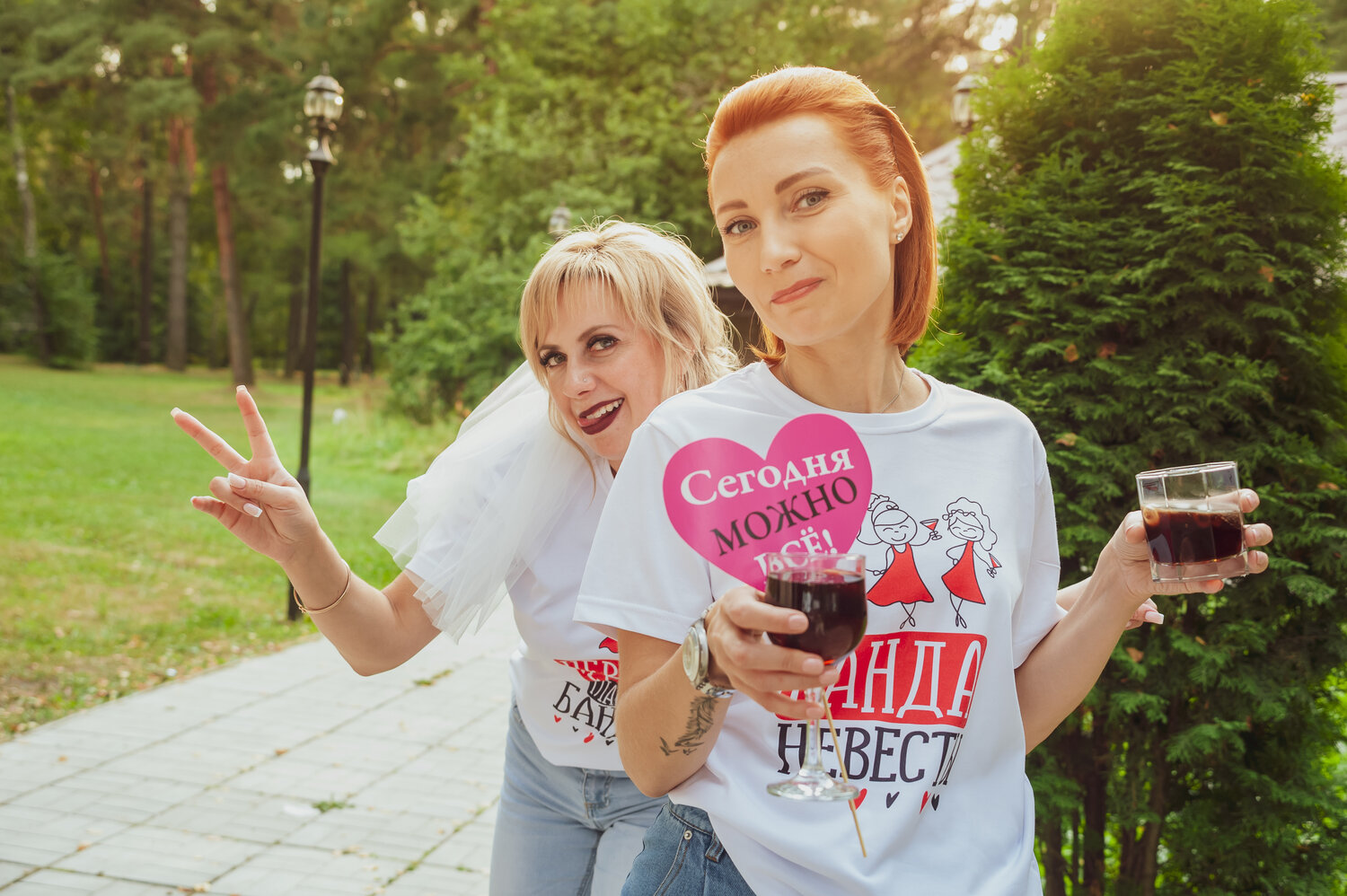 девушка, свадьба, свадебный, свадьба в белых футболках, свадьба с фотобутафорией