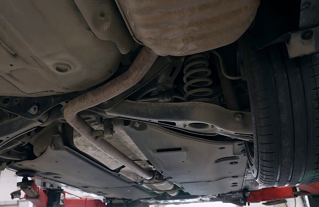 mercedes ml 164 вид снизу задней подвески, днище nissan teana j32 4wd, днище мерседес w204, пежо 308 sw передняя подвеска, выхлоп субару аутбек 3.0