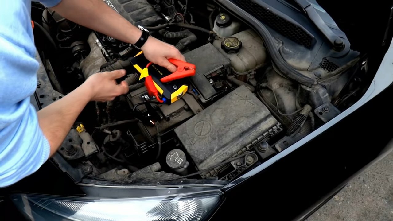 fabia 1.4 снятие аккумулятора, аккумулятор автомобиля, аккумулятор авто, замена акб, замена аккумулятора