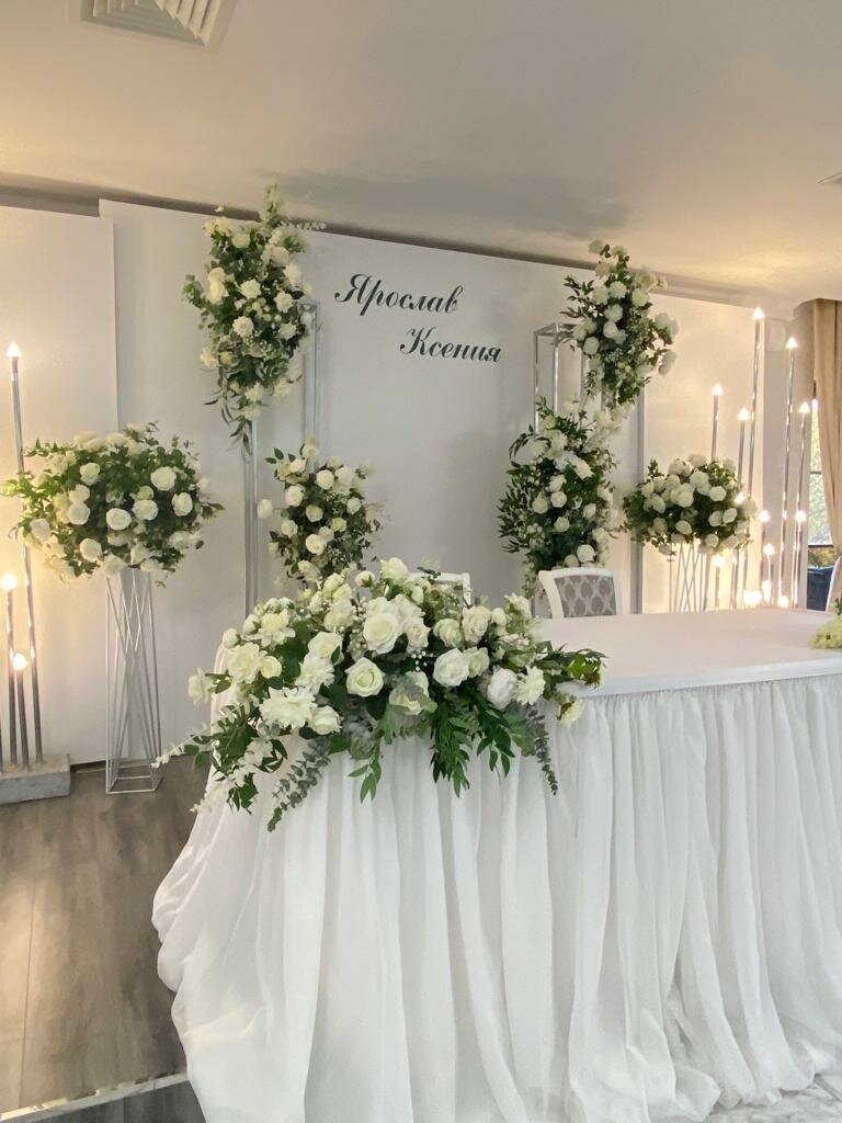 свадебный декор, свадебное оформление, оформление свадебного стола, свадебный президиум в белом цвете, зал на свадьбу