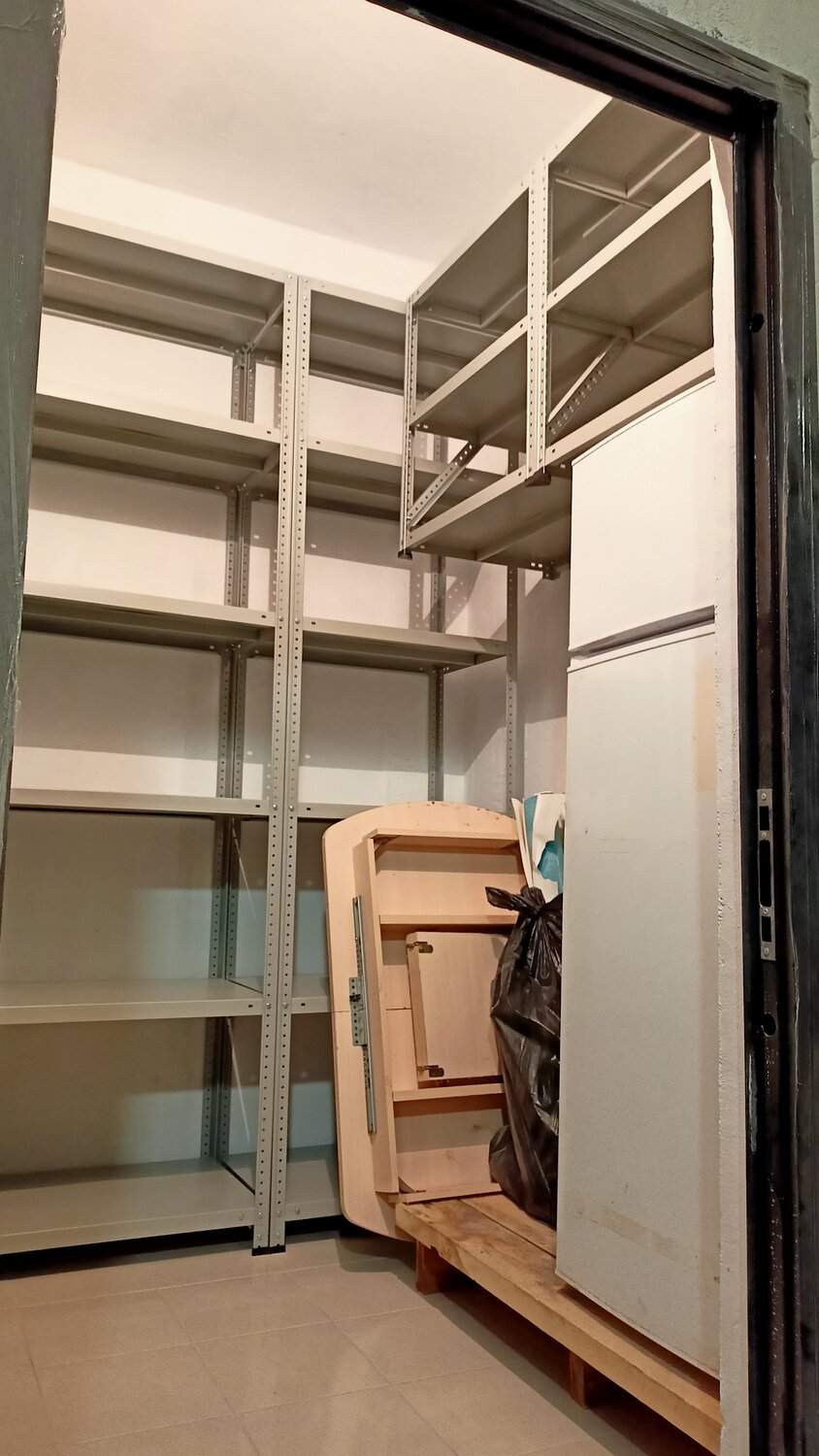 кладовка, склад стеллажи, полки в подсобке, металлический стеллаж, мебель