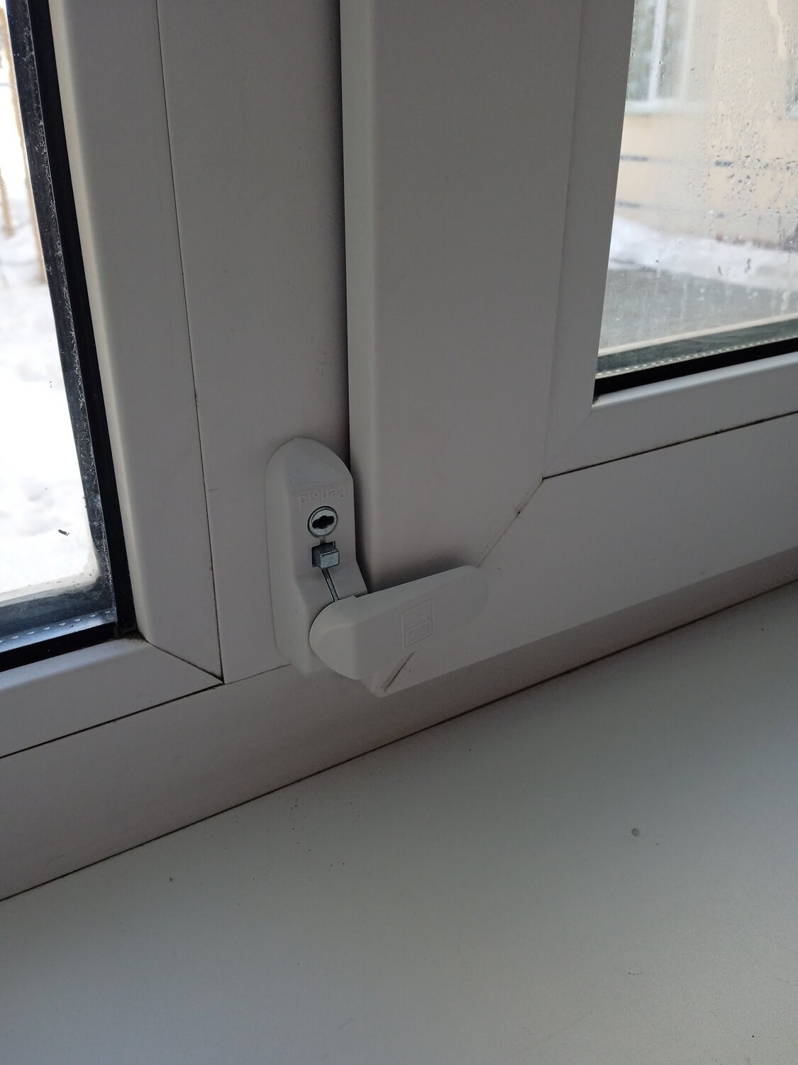 окно, детский замок на окна, замок оконный "penkid sash lock" белый, пластиковые окна, замки на пластиковые окна