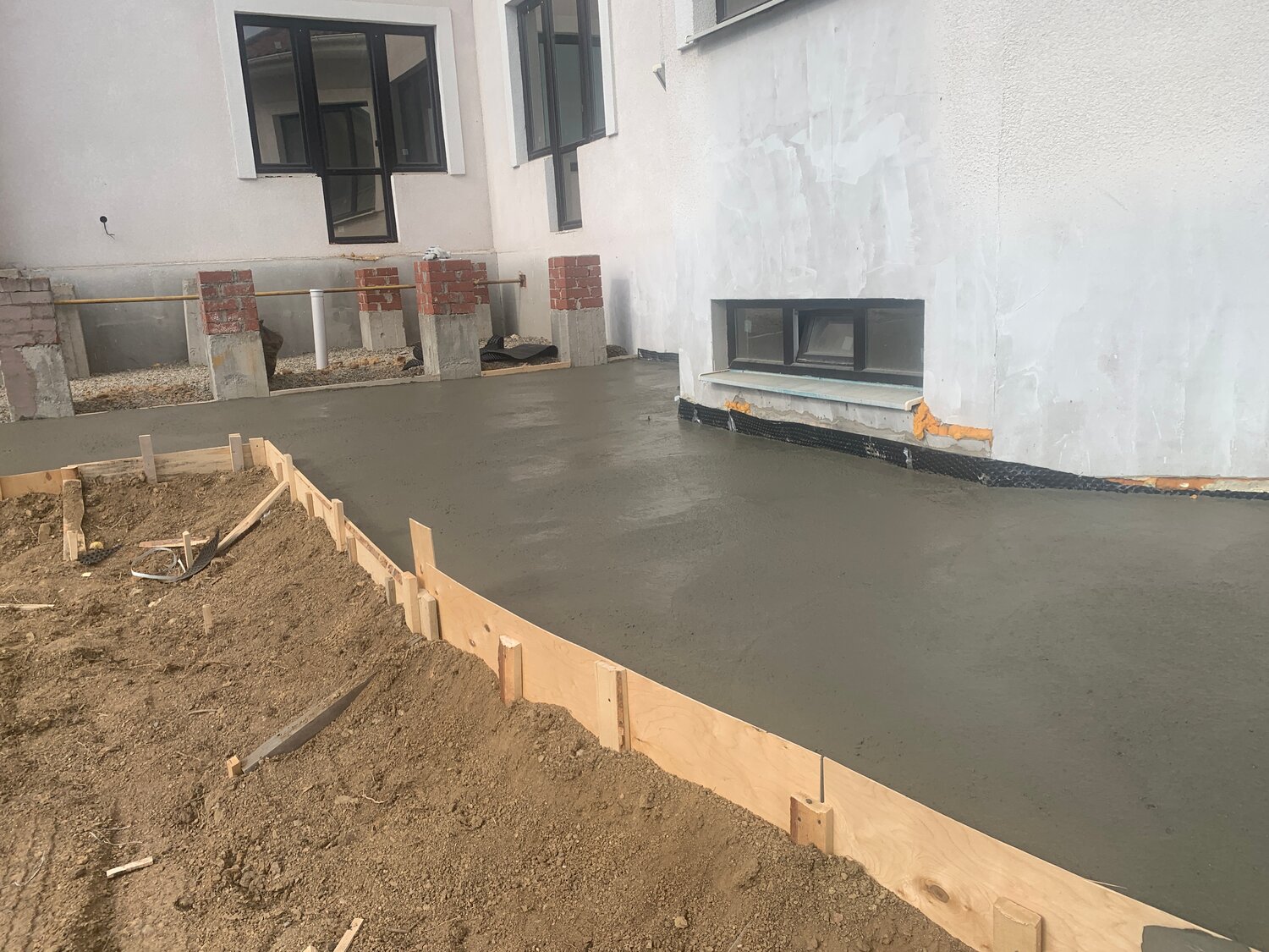 бетонная отмостка, заливка бетона, бетонирование двора, заливка двора бетоном, отмостка из бетона