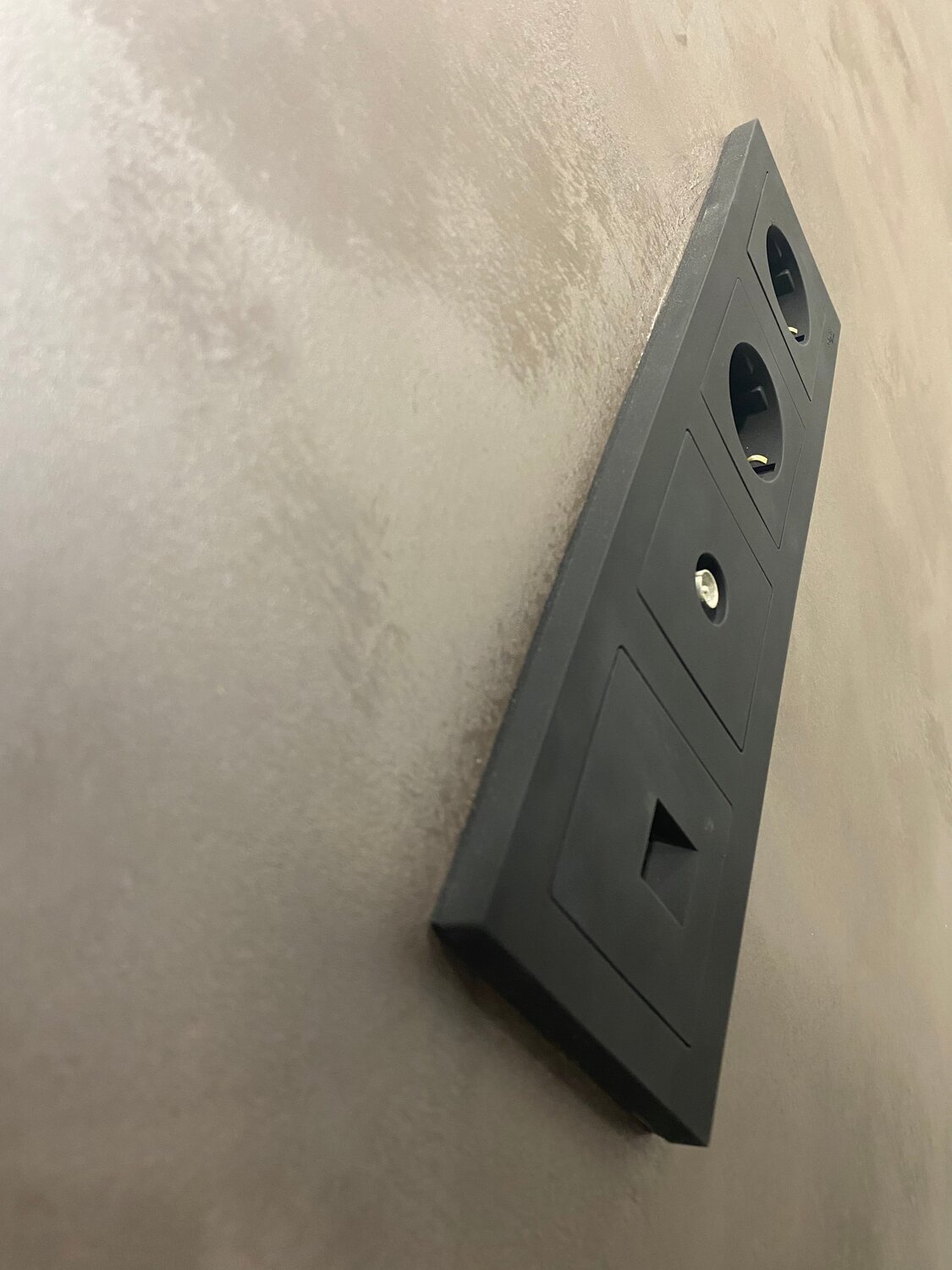 врезная розетка, вертикальные розетки в интерьере, монтаж розеток, розетки и выключатели, электрическая розетка