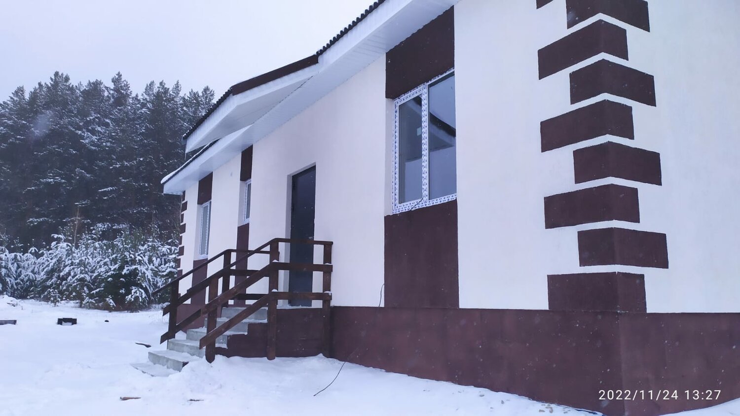 мокрый фасад короед, фасад короед, фасад дома, белый оштукатуренный фасад, фасад