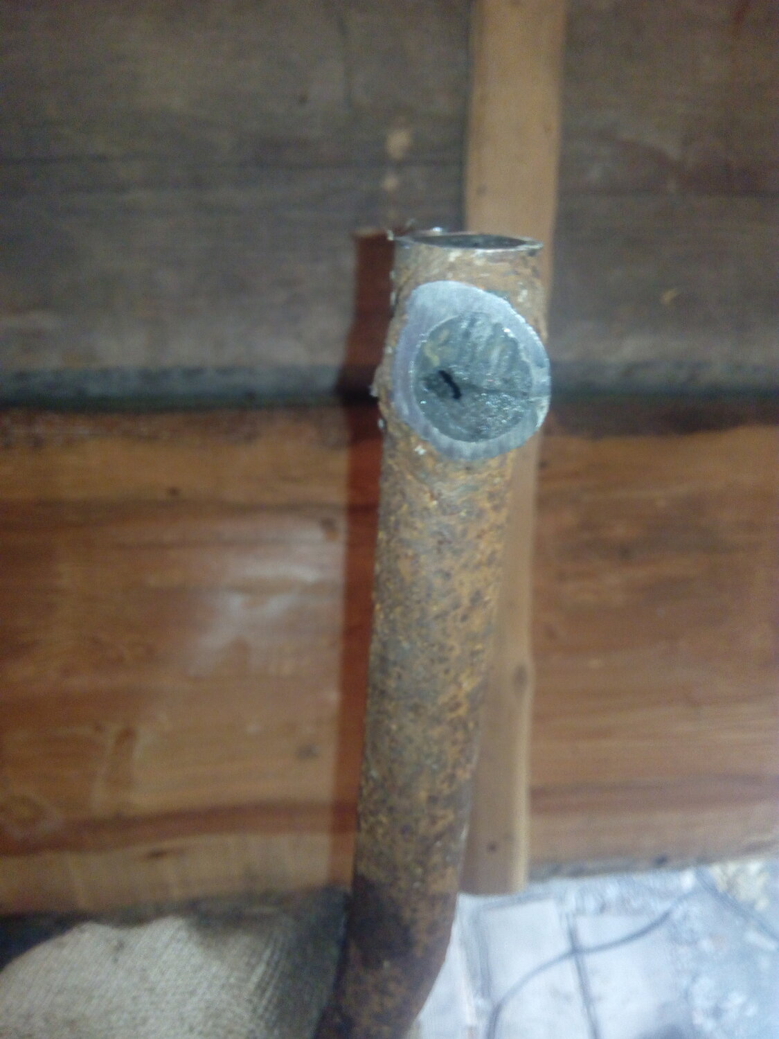 свищ в трубе, дырявая труба, топоры дмитрий harding, старинные водопроводные трубы, трубка