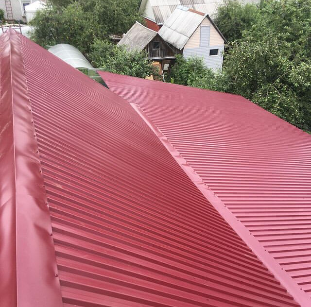 кровельные работы профлист, покрытие кровли, конек крыши, крыша из профнастила, кровля