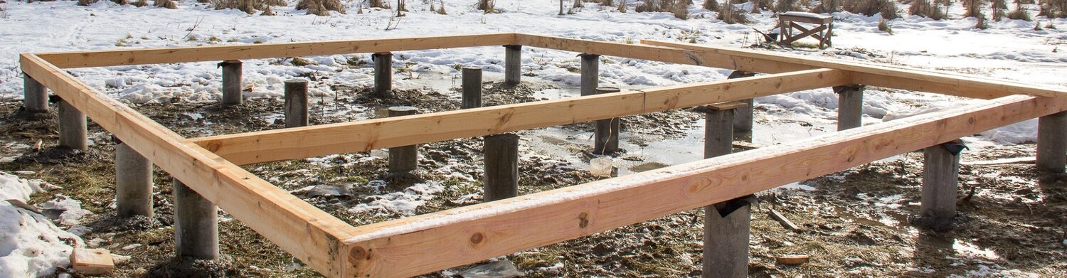 обвязка свайного фундамента, фундамент свайный, обвязка свайного фундамента и лаги пола, столбчатый фундамент для каркасного дома, обвязка винтовых свай брусом 100х150