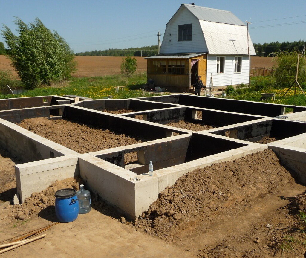 ленточный фундамент, ленточный фундамент для дома, фундамент частного дома, монолитный фундамент, ленточный фундамент для бани