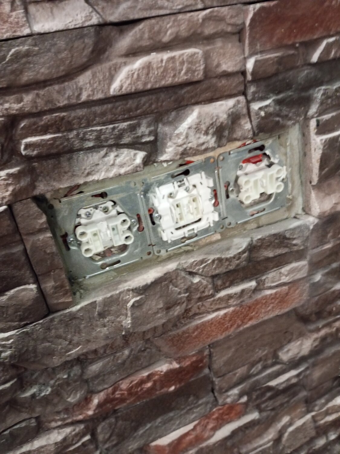 розетки на кирпичной стене, электромонтаж розетки, монтаж розеток, установка розеток, розетки на кирпичной кладке