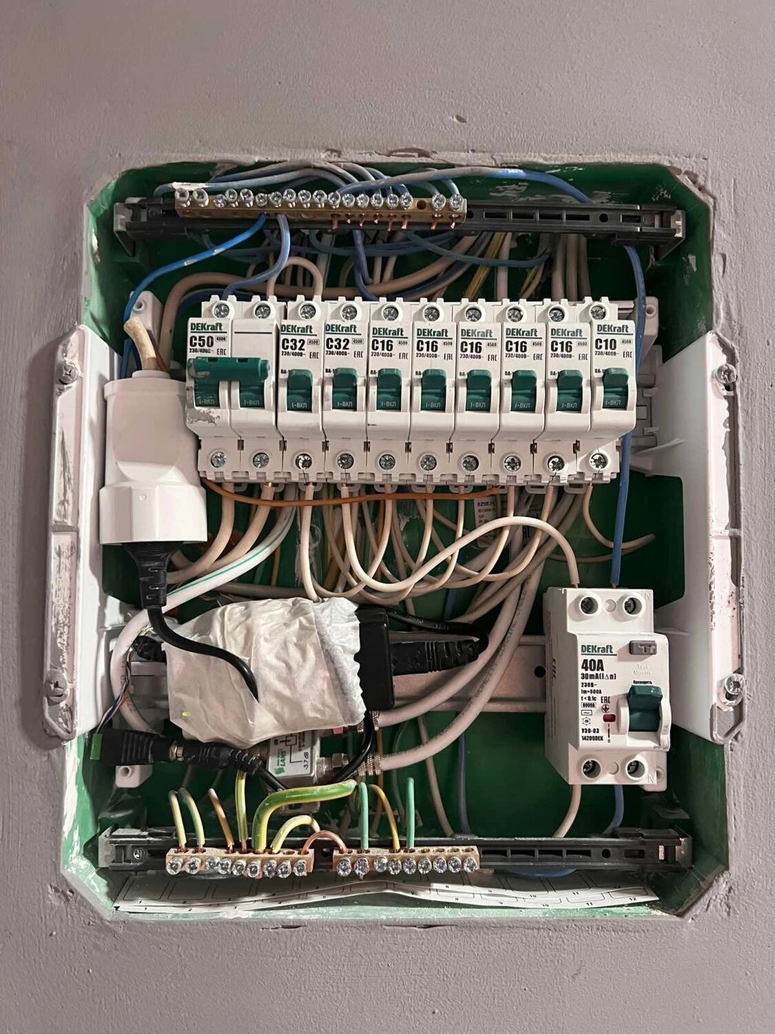 квартирный щиток, включенный электрощиток, сборка электрощита, монтаж электрика, электрощиток