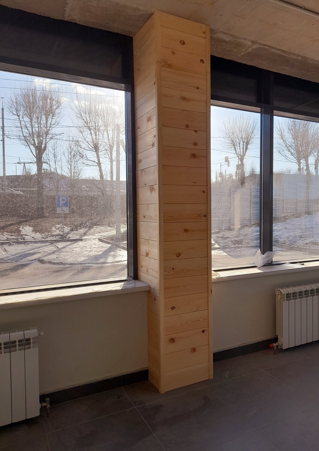 фахверк 120м2, окна в доме из клееного бруса, окна в частном доме из бруса, загородный дом, красный дом в поле