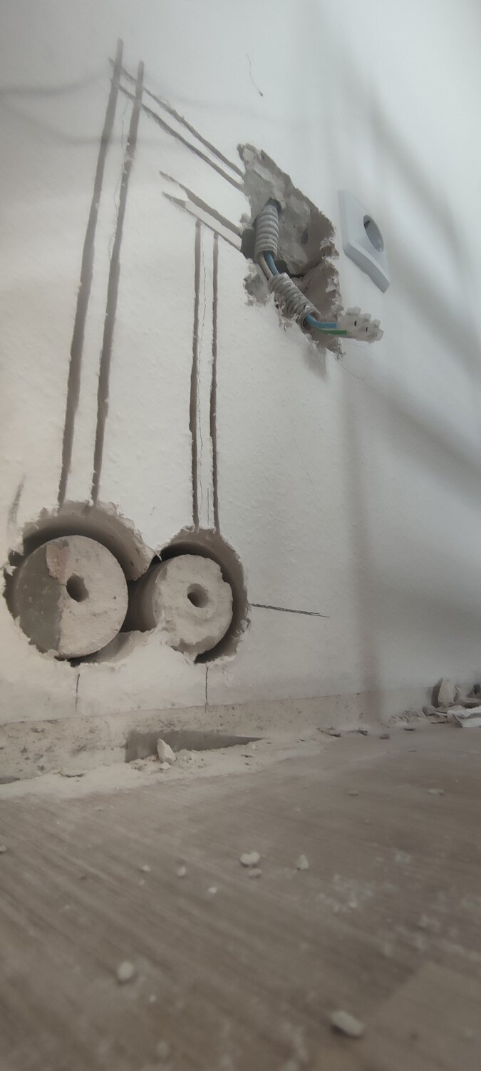 подрозетник для бетонных стен, штробление подрозетник шнайдер, подрозетник в бетон, бурение подрозетников в бетонной стене, штробление стен под проводку