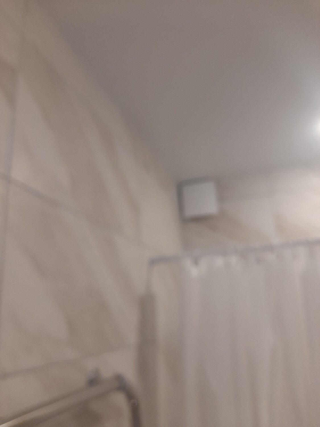 ванная комната, ванная интерьер, ванна со шторкой минимализм, белая ванная, плитка