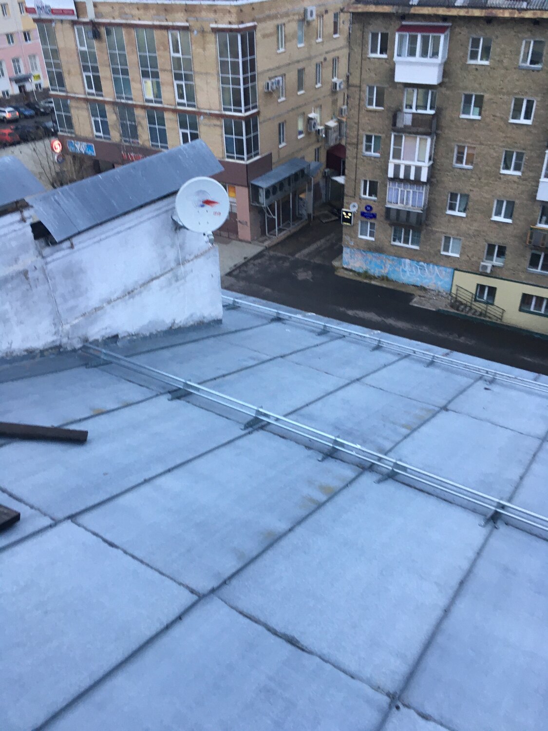 кровли, мягкая кровля на крыше многоэтажного, крыша многоквартирного дома, крыша многоэтажного дома, плоская кровля