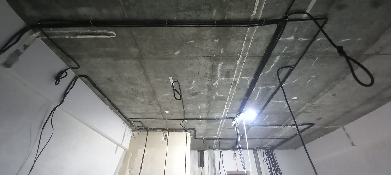 монтаж электропроводки в доме, монтаж электропроводки, монтаж электропроводки в квартире, электромонтаж по потолку, электропроводка по потолку