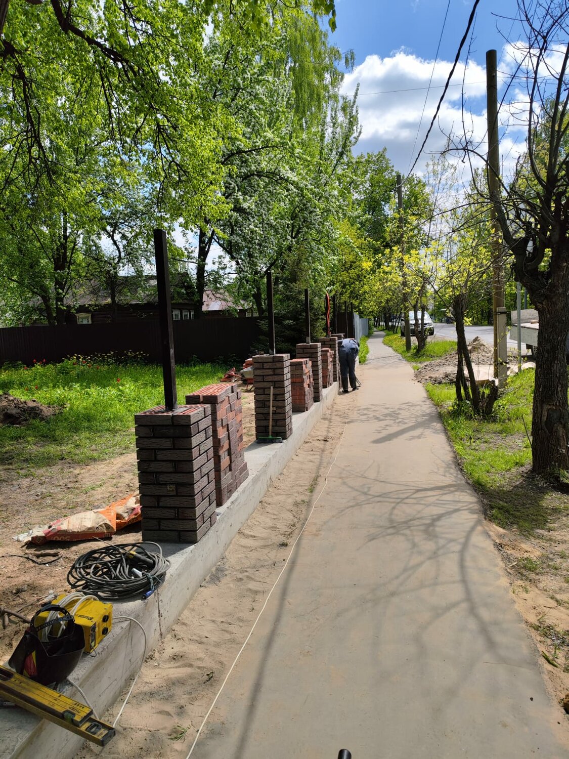улица, тротуар, парк, забор на улице, здание