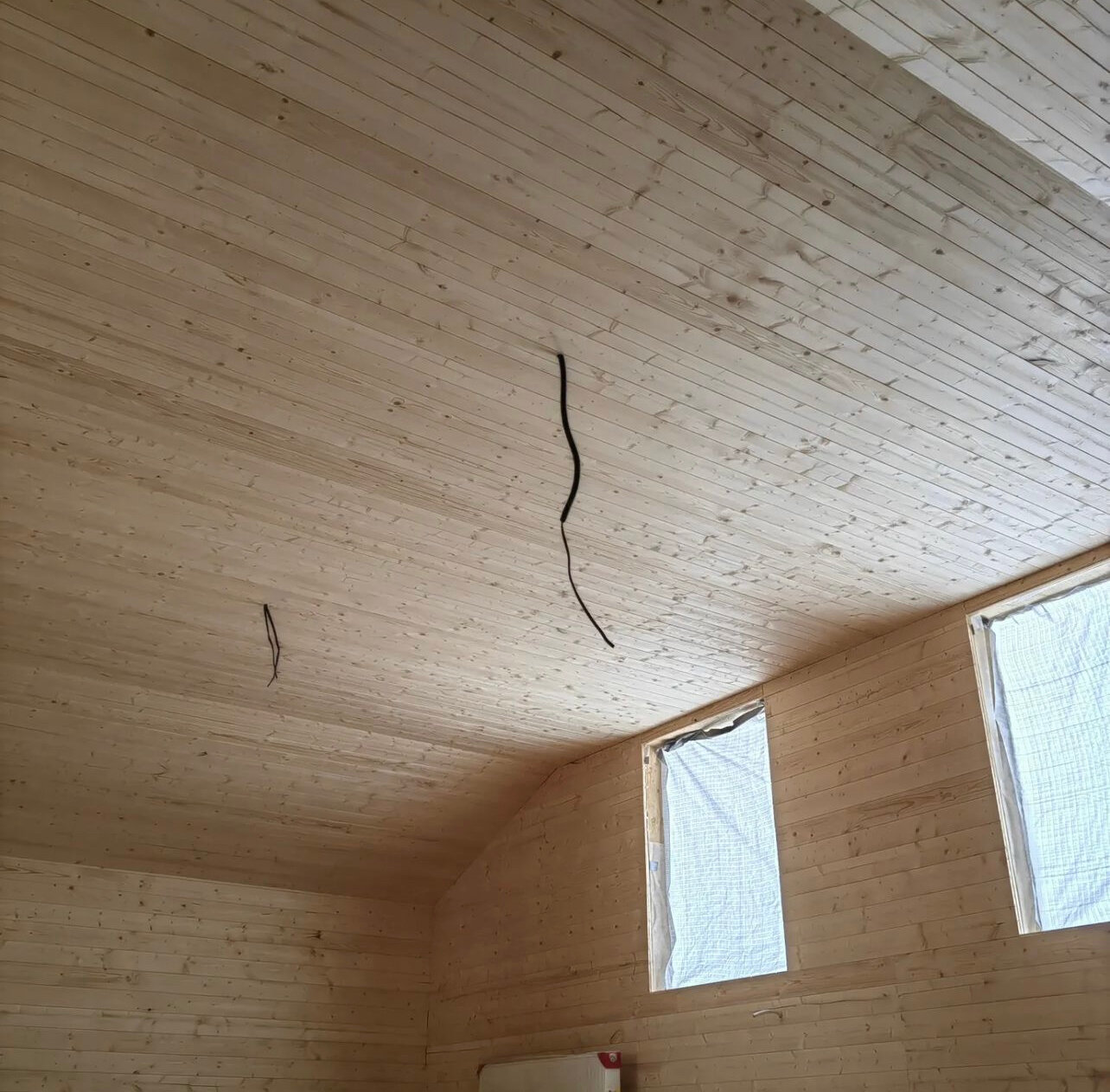 отделка потолка вагонкой, обшивка потолка вагонкой, потолок в деревянном доме, потолок в доме из бруса, имитация бруса потолок