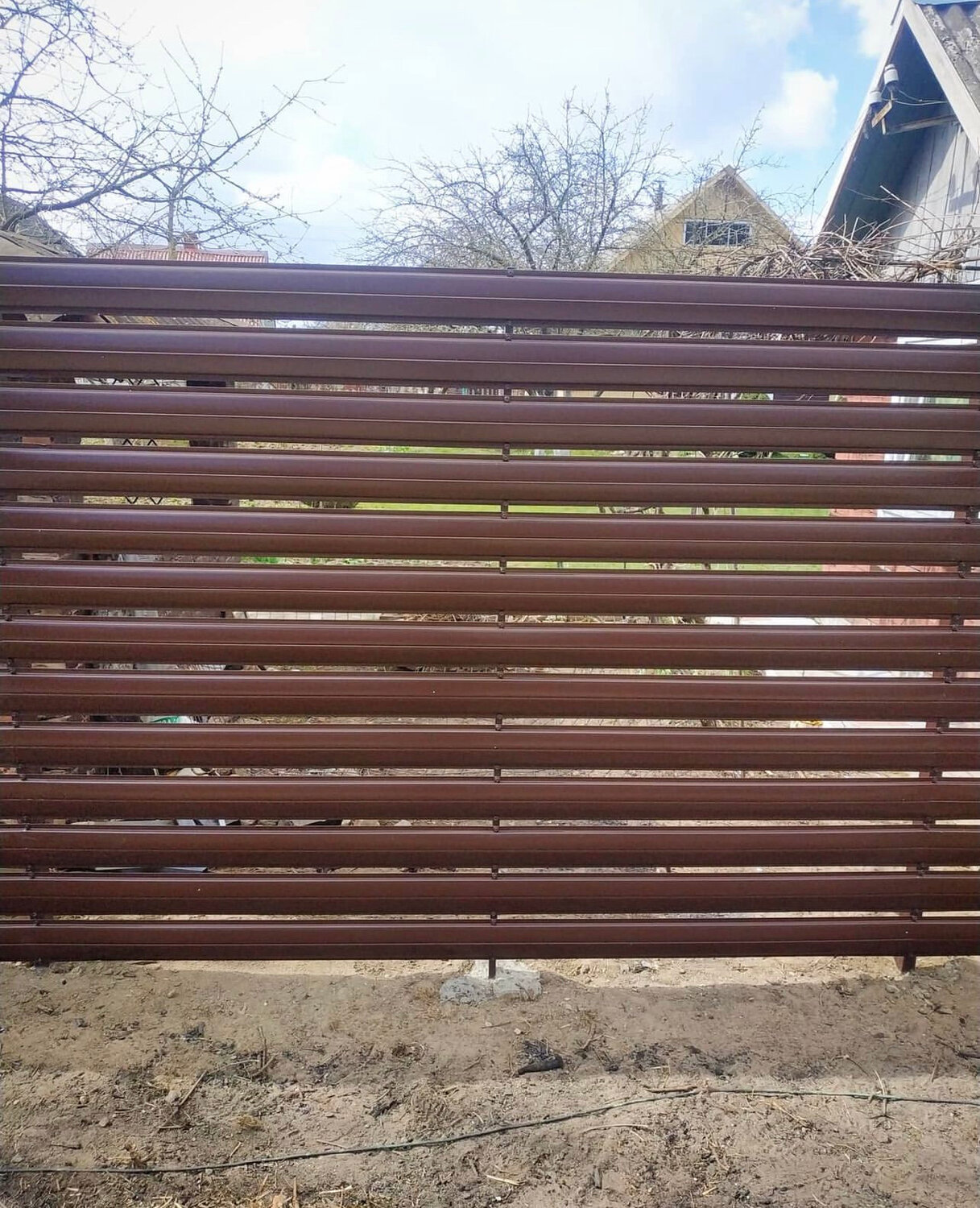 забор из металлического штакетника, металлический штакетник забор, евроштакетник горизонтальный забор, забор из евроштакетника горизонтальный, горизонтальный штакетник