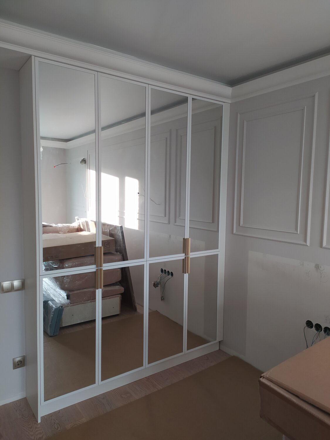 зеркальный шкаф купе, встроенный шкаф купе, шкаф купе классика, шкаф купе классик белый серебро, шкаф купе в классическом стиле