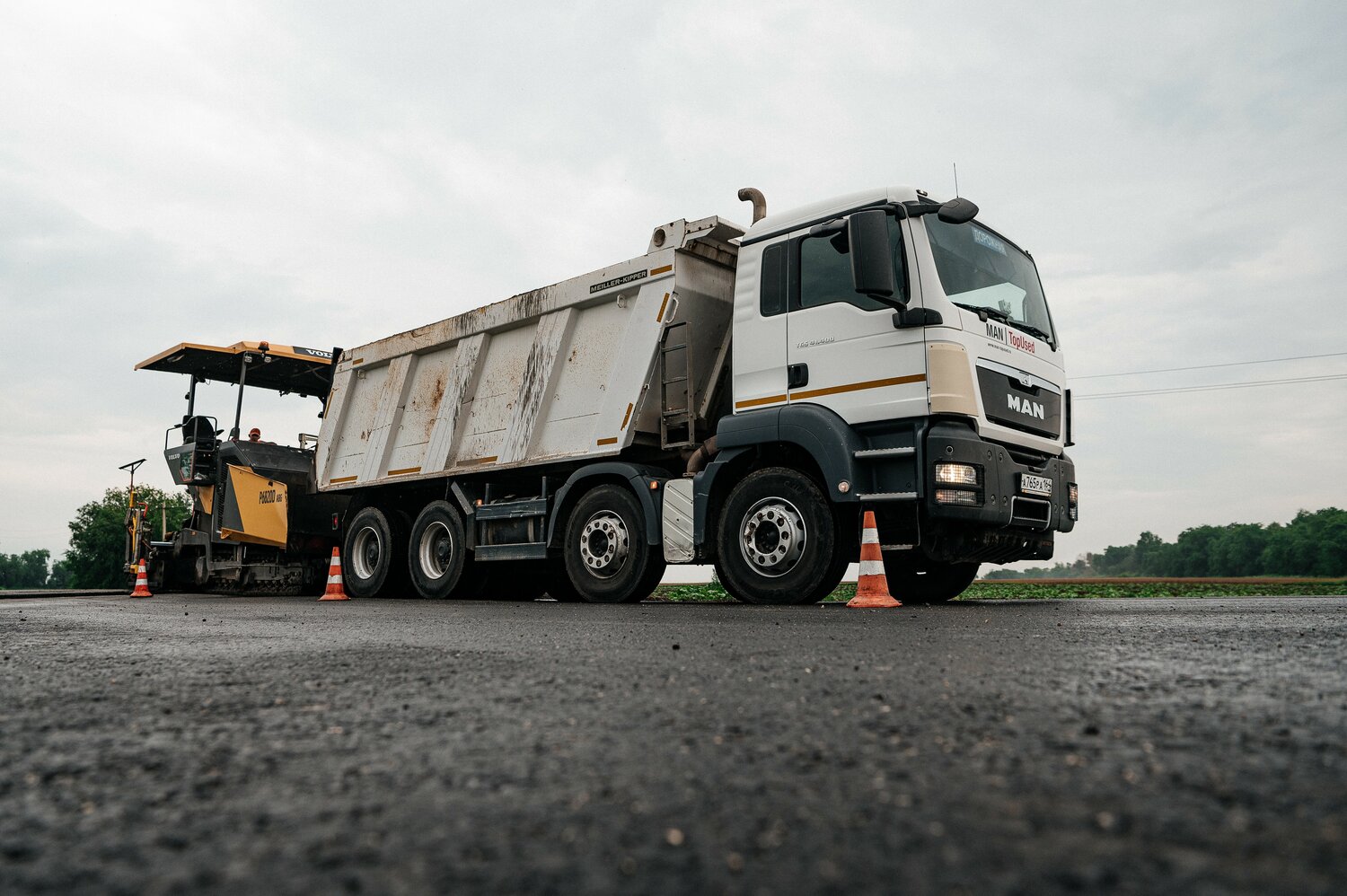 новый самосвал man tgs 2021, фура самосвал, дорога, автомобиль, самосвал howo