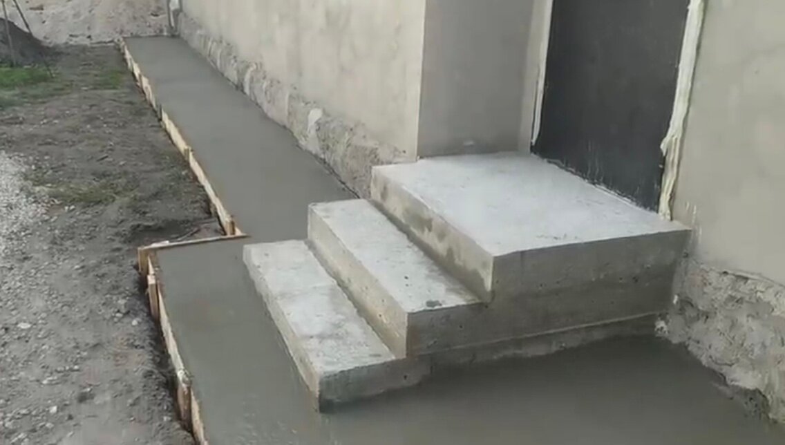 отмостка бетонная, отмостка из бетона, отмостка дома, отмостка вокруг дома из бетона, отмостка