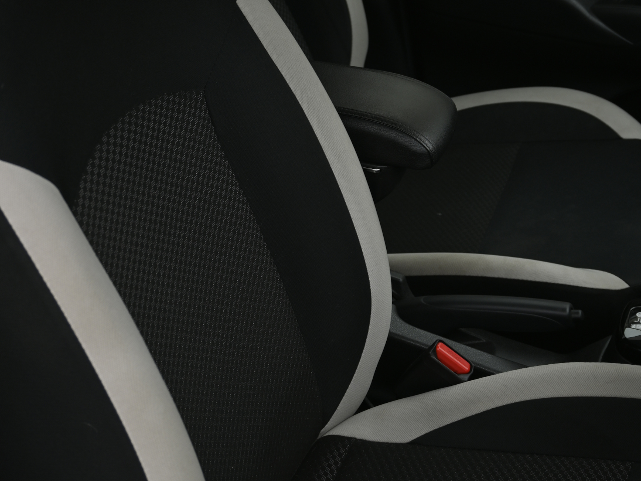 авточехлы, чехлы на сиденья автомобиля, чехлы из белой кожи peugeot 2008, автомобильные чехлы на сиденья, чехлы на сидения