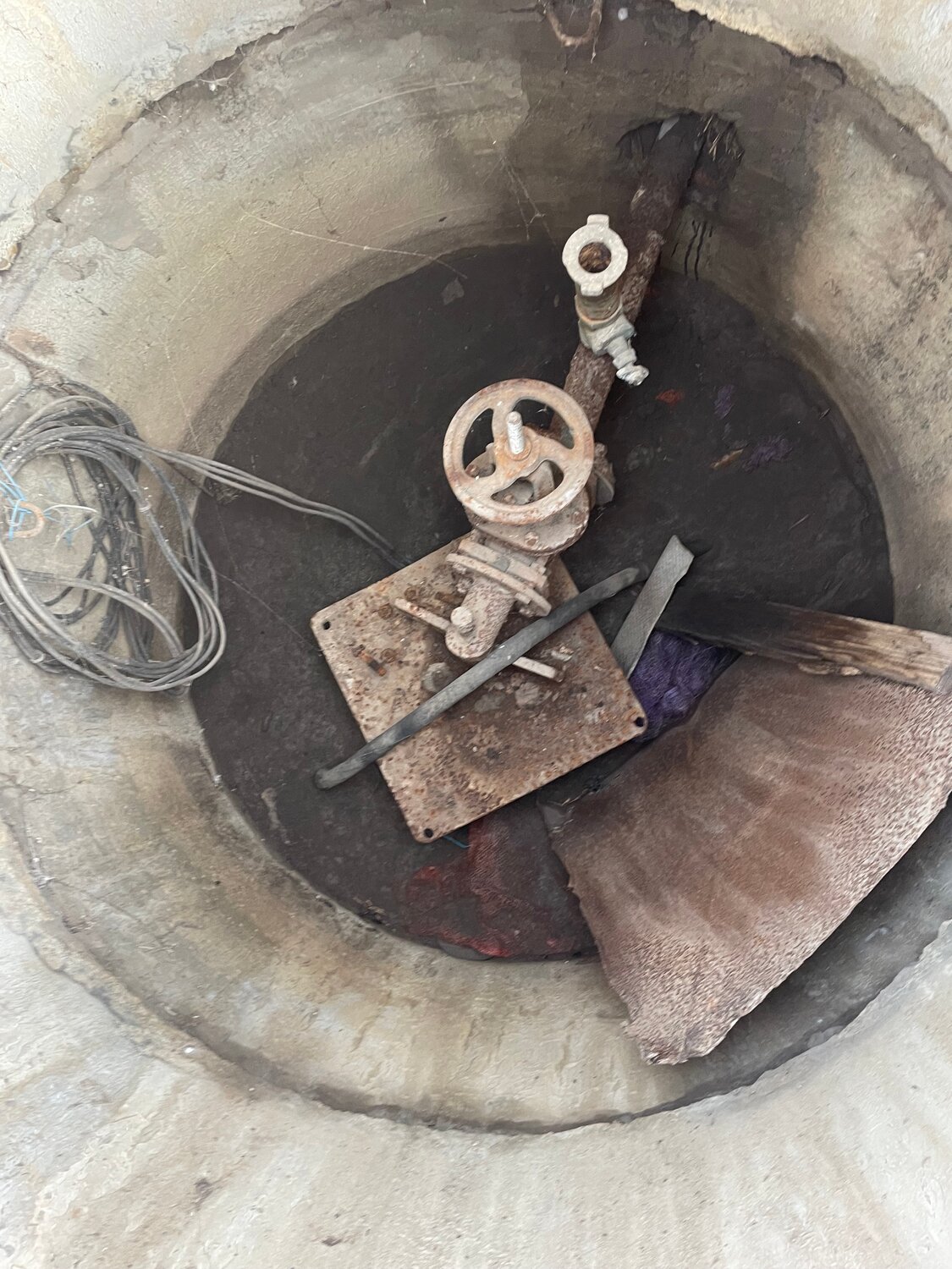 колодец для водопровода, водопровод из колодца, кессон из жб колец для скважины, водоснабжение из колодца, чистка колодца