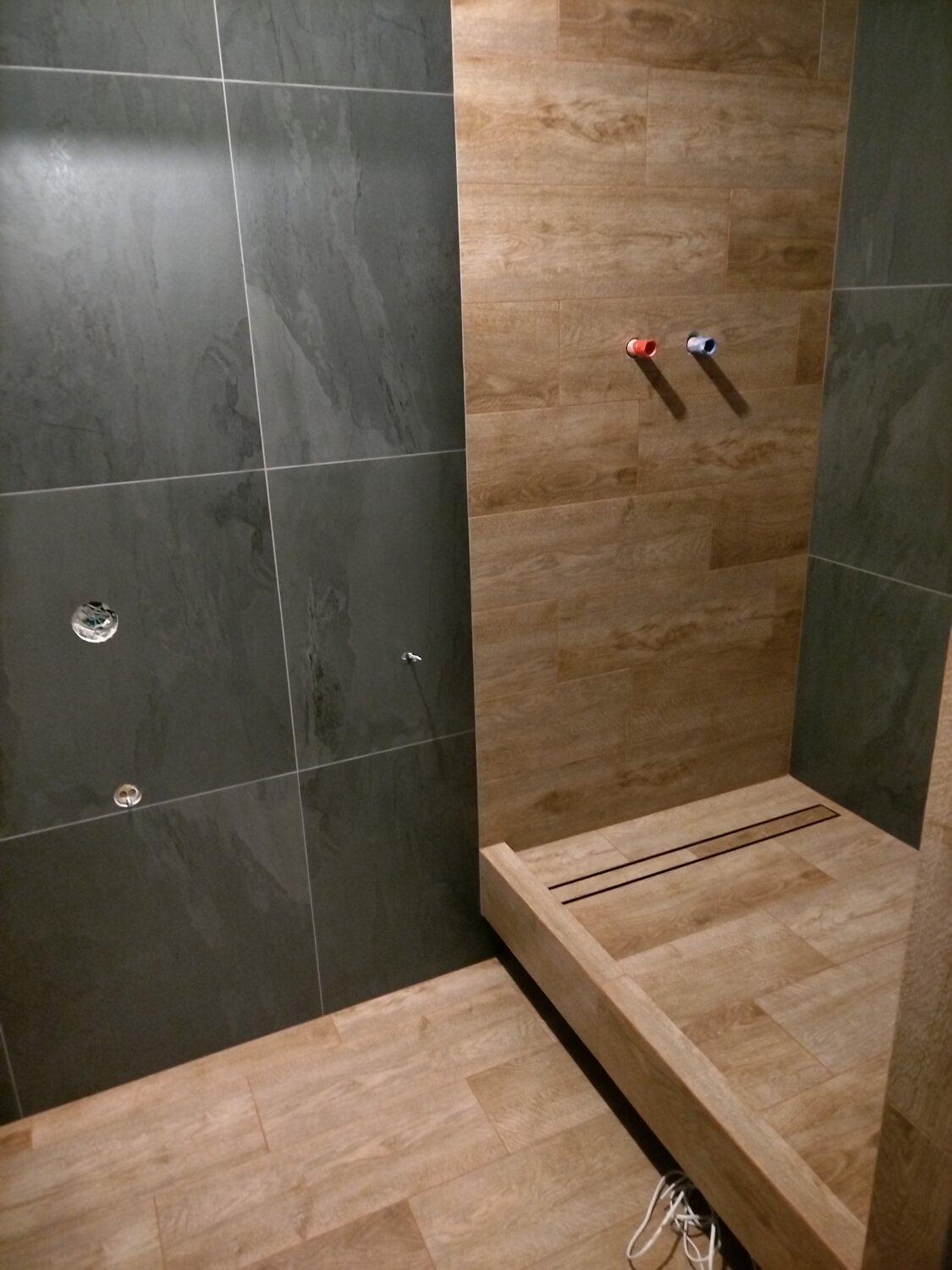 душевая под дерево, дизайн ванной комнаты с душевой, дизайн душевой комнаты, душевая, душевая в деревянной бане