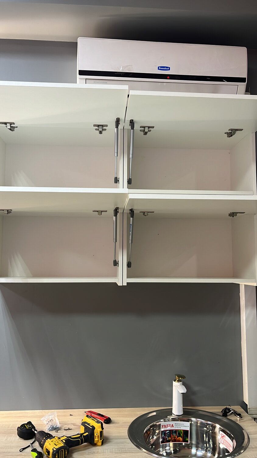 вытяжки для кухни встраиваемые в шкаф, вытяжка встраиваемая в шкаф, встраиваемая вытяжка для кухни, мебельная фурнитура для кухни, короб для встроенной вытяжки