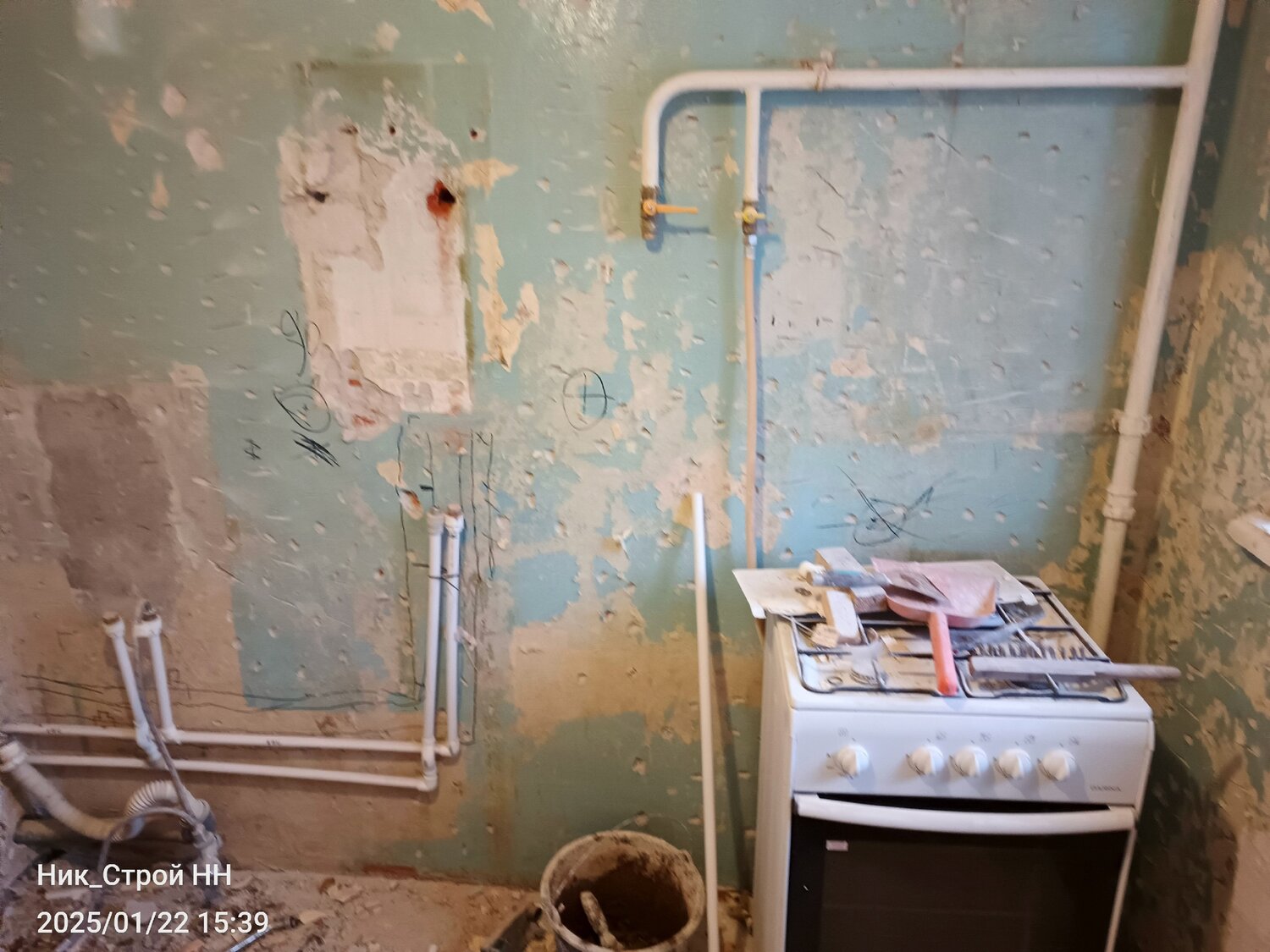 хрущевка кухня, газовая труба на кухне в хрущевке, ремонт кухни в хрущевке, газовая труба в квартире, старая кухня в хрущевке