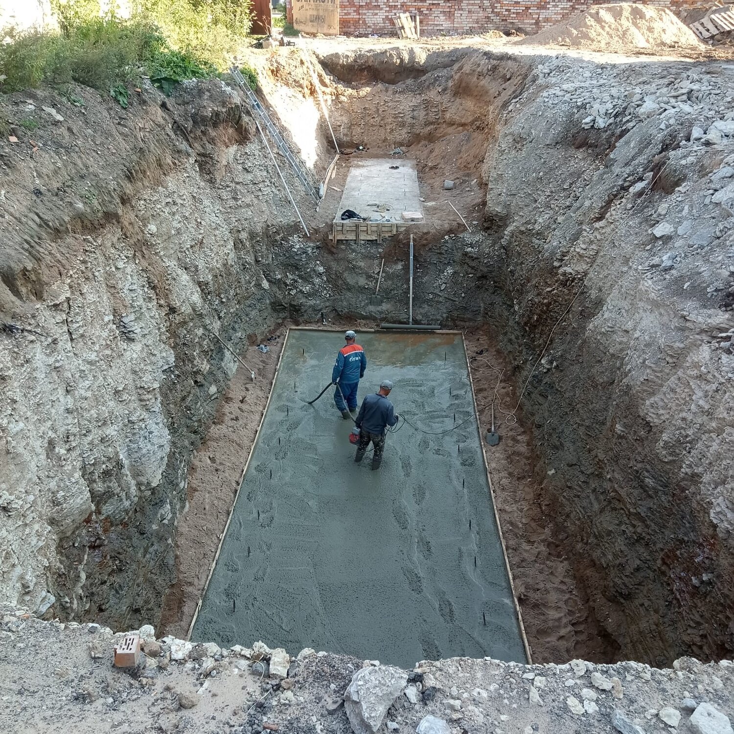 фундамент под цокольный этаж с монолитной плитой, что такое подбетонка в фундаменте, котлован для фундамента, котлован под фундамент, подбетонка под фундамент