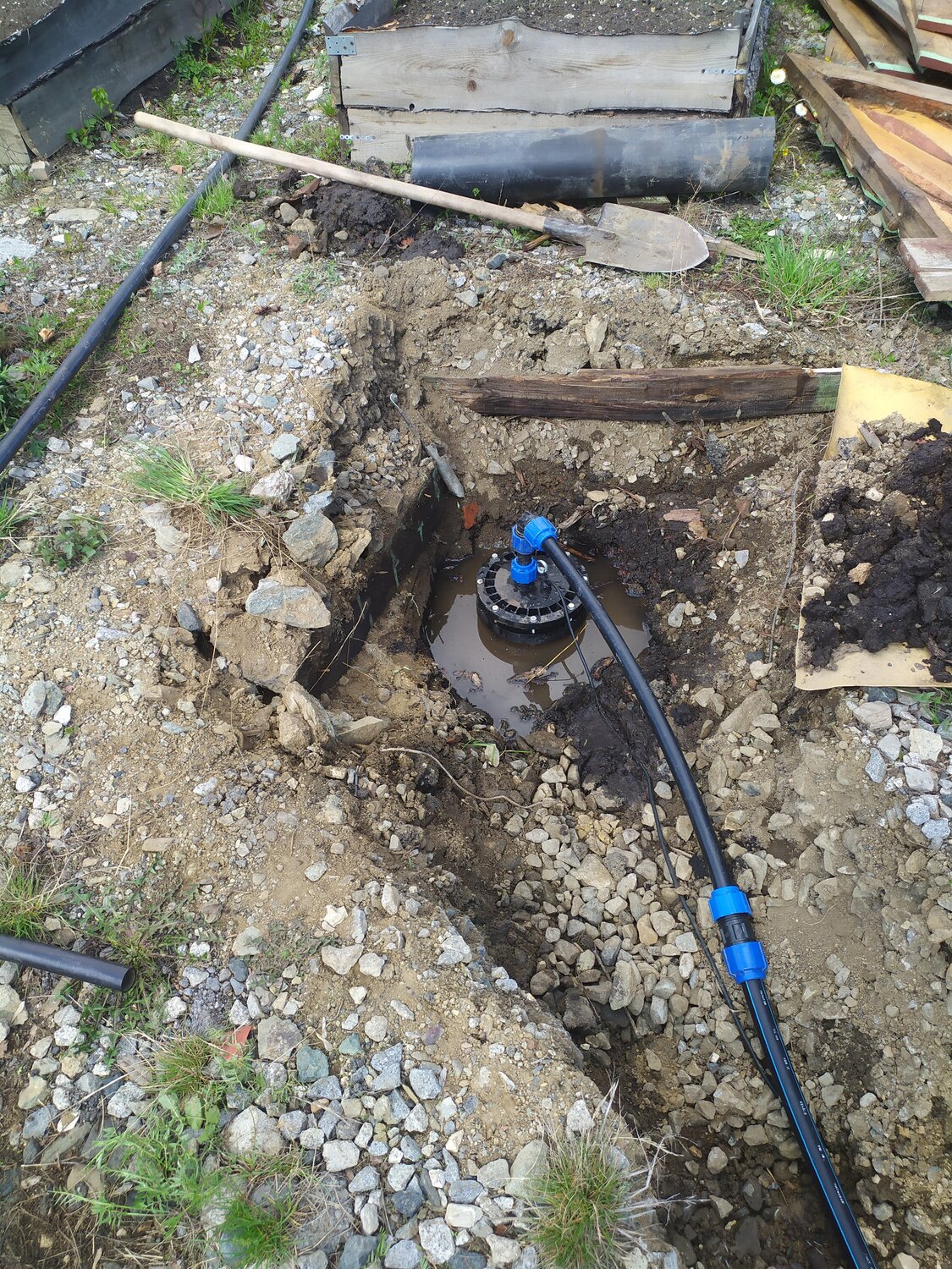 водопровод на даче, наружная обустройство скважины, дачный водопровод, системы автоматического полива, летний водопровод на даче