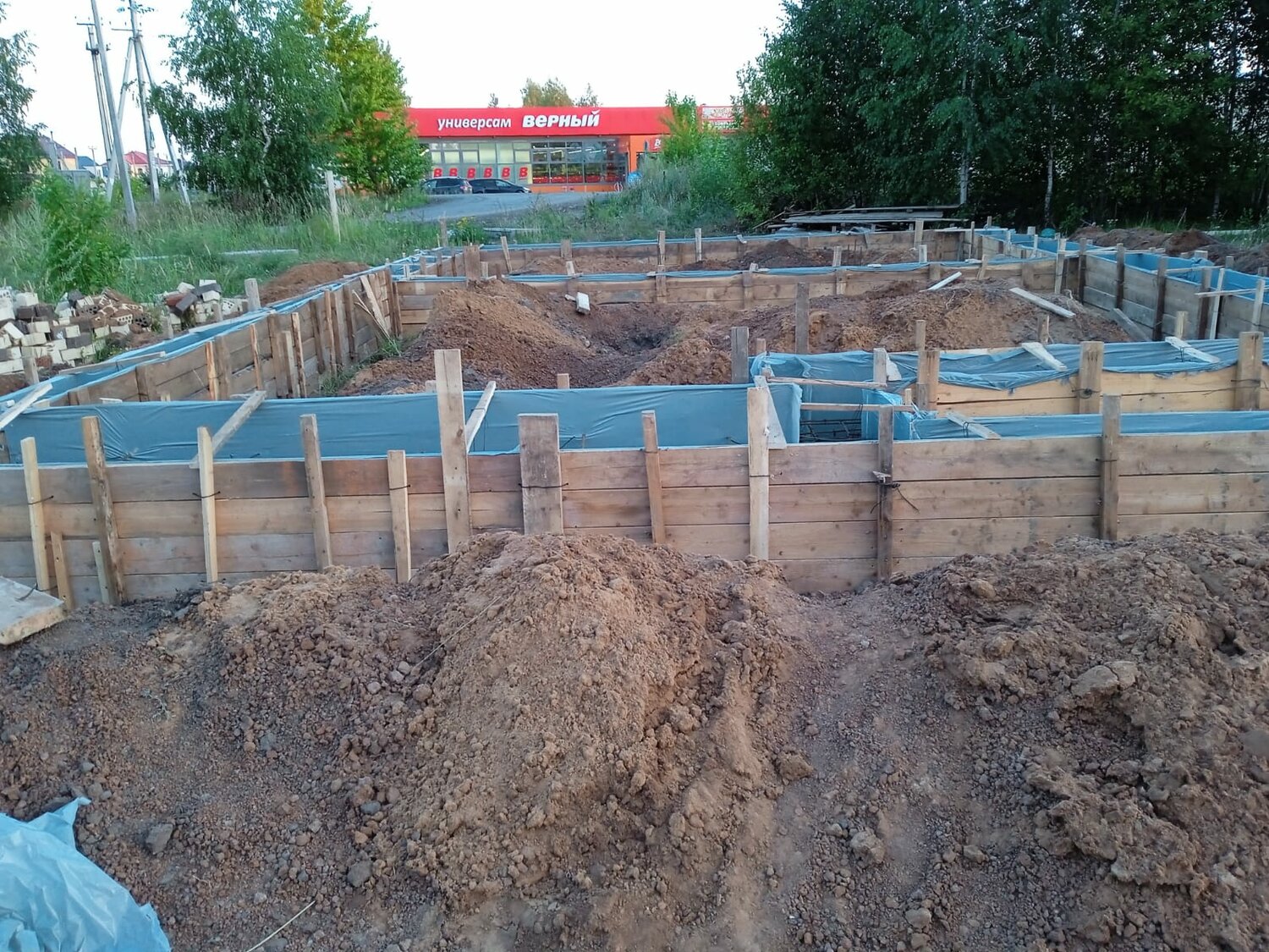 фундамент, опалубка под фундамент, фундамент под дом, строительство фундамента, фундамент для частного дома